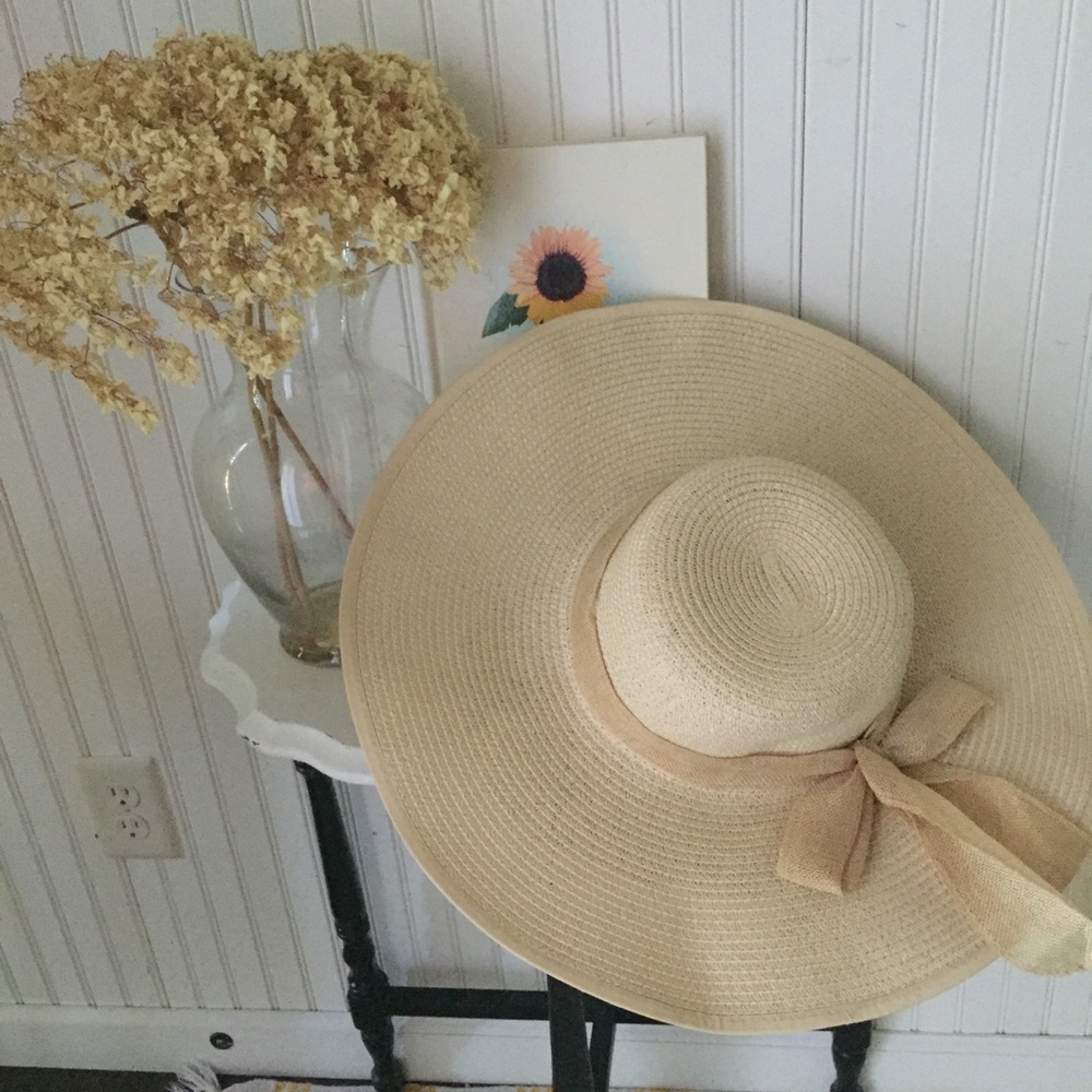 Wide brimmed floppy straw hat - Picture 3 of 4